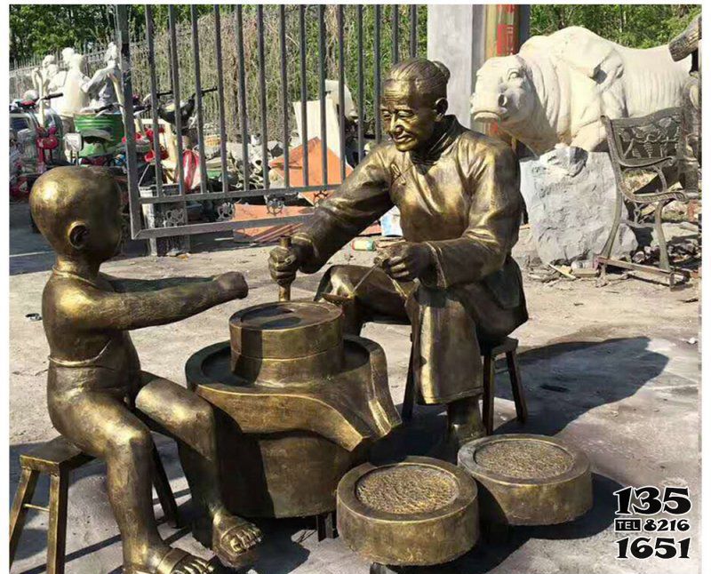 老人雕塑-公园帮老人磨豆浆的铜雕老人雕塑高清图片