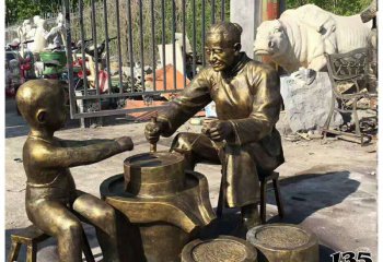 老人雕塑-公园帮老人磨豆浆的铜雕老人雕塑