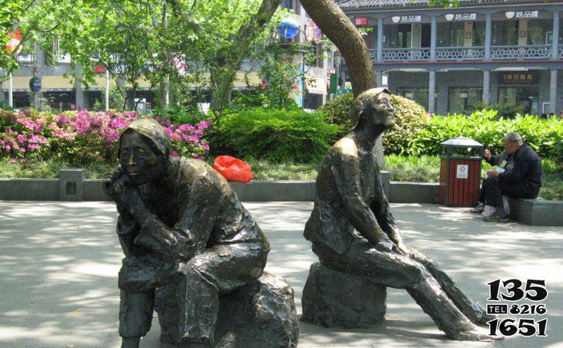 老人雕塑-公园铜雕坐着石头的老人雕塑高清图片