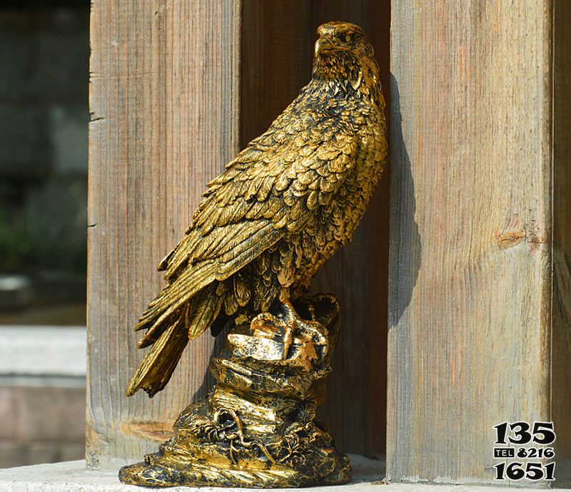老鹰雕塑-街道商场摆放树脂彩绘老鹰雕塑高清图片
