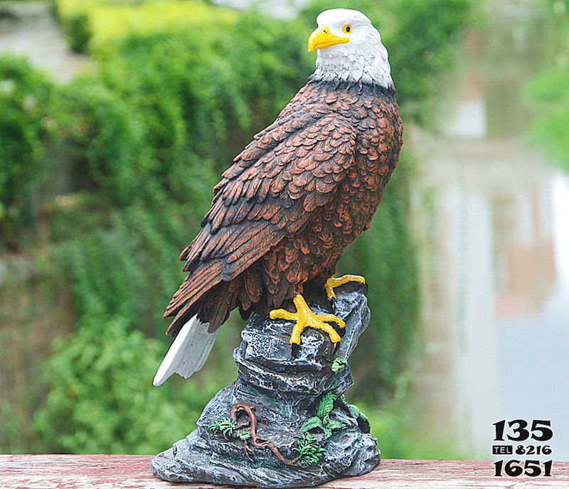 老鹰雕塑-花园站石头上的树脂老鹰雕塑高清图片
