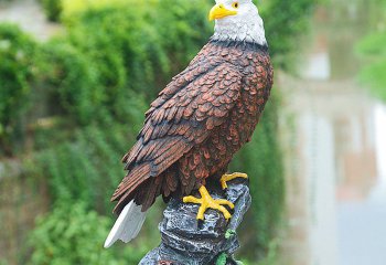 老鹰雕塑-花园站石头上的树脂老鹰雕塑