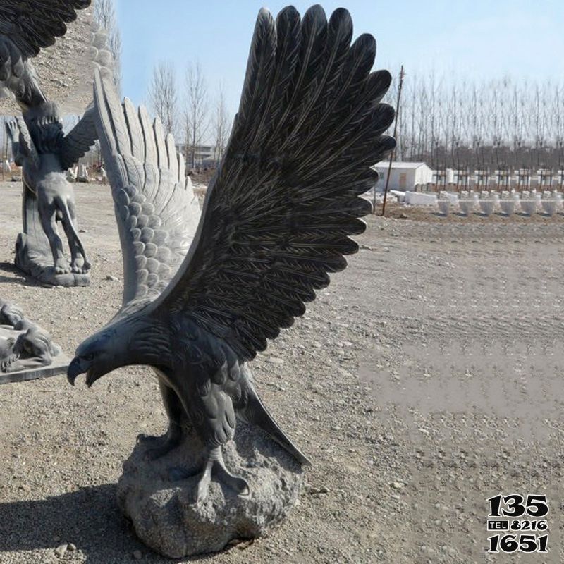 老鹰雕塑-景区一只抽象石雕老鹰雕塑高清图片