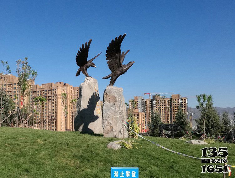 老鹰雕塑-农场两只飞翔的树脂老鹰雕塑高清图片