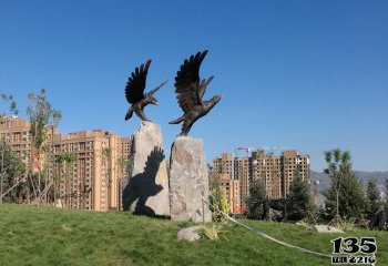 老鹰雕塑-农场两只飞翔的树脂老鹰雕塑