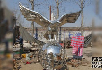 老鹰雕塑-农场一只球上休息的不锈钢老鹰雕塑