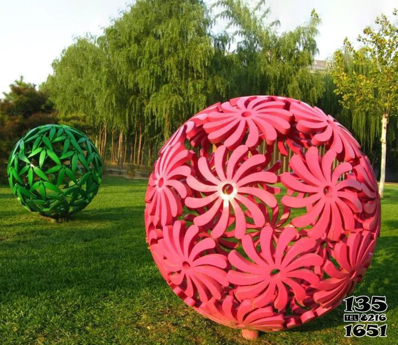 镂空球雕塑-草坪户外玻璃钢花朵造型镂空球雕塑高清图片