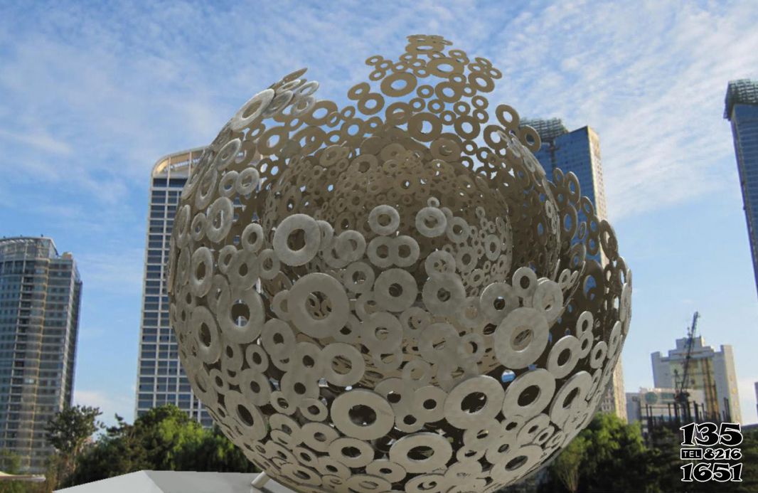 镂空球雕塑-城市不锈钢抽象破壳的鸡蛋镂空球雕塑高清图片
