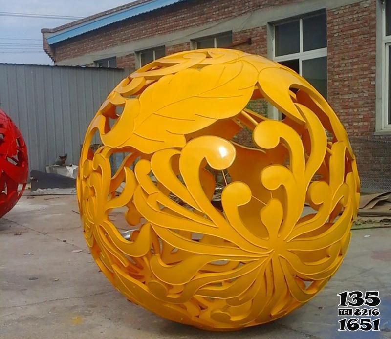 镂空球雕塑-公园玻璃钢仿真蝴蝶镂空球雕塑高清图片