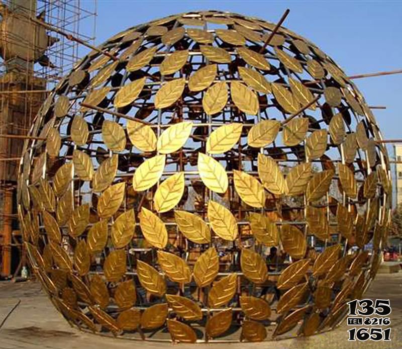 镂空球雕塑-公园抽象不锈钢飘落的树叶镂空球雕塑高清图片