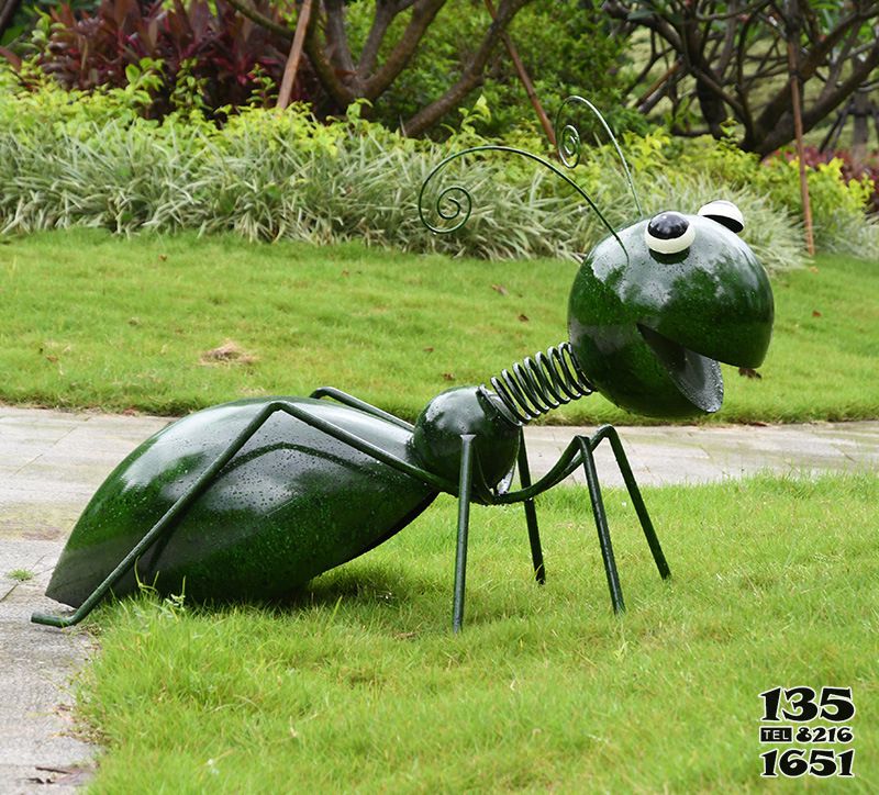 蚂蚁雕塑-学校校区室外绿色落尾玻璃钢蚂蚁雕塑高清图片