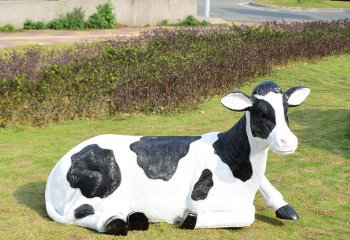 牛雕塑-草坪中一只卧地休息的玻璃钢奶牛雕塑