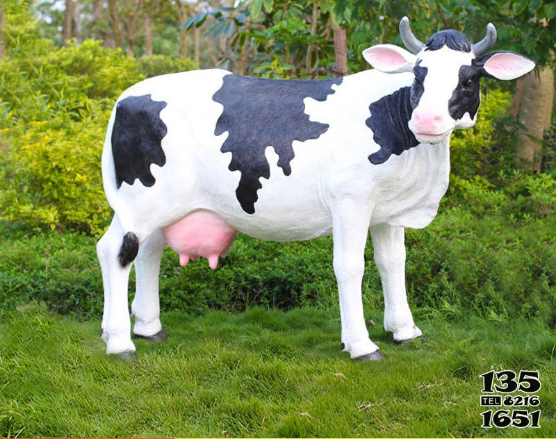 牛雕塑-牧场一只大号玻璃钢奶牛雕塑高清图片