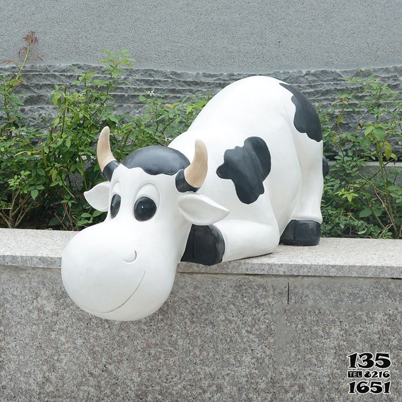 牛雕塑-农场一只趴着的玻璃钢牛雕塑高清图片