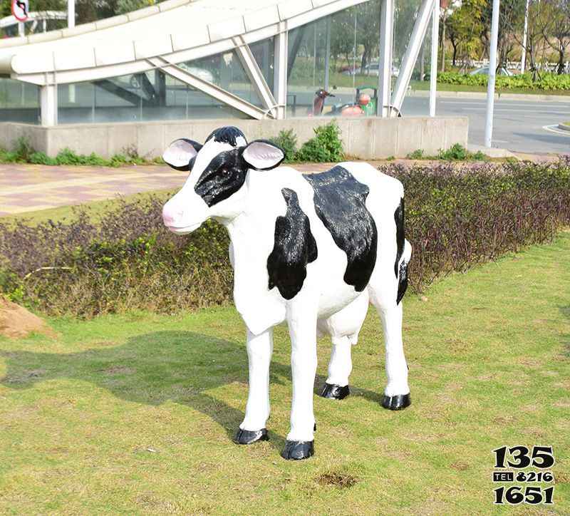 牛雕塑-农场一只大号玻璃钢牛雕塑高清图片