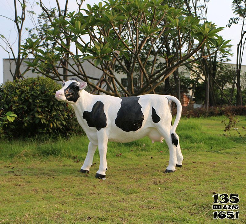 牛雕塑-农场一只站立的玻璃钢牛雕塑高清图片