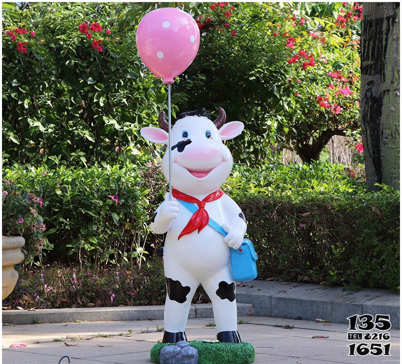牛雕塑-游乐场一只拿着气球的玻璃钢牛雕塑高清图片
