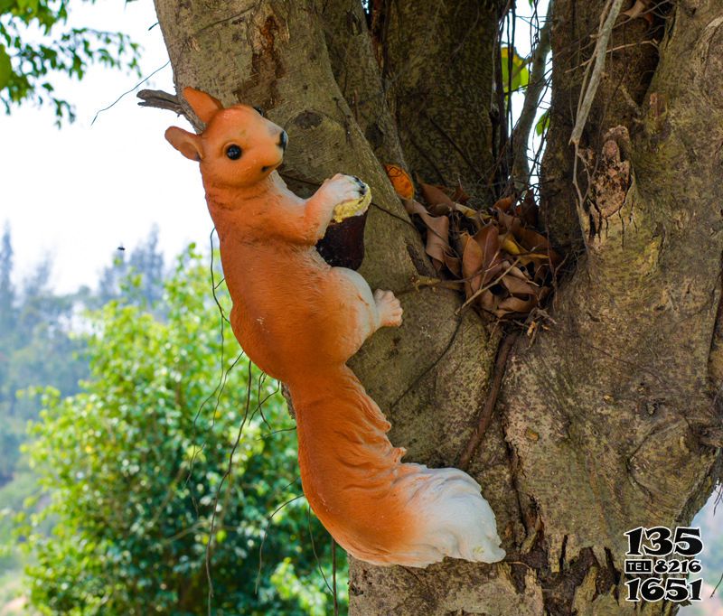 松鼠雕塑-公园一只树上玩耍的玻璃钢松鼠雕塑高清图片