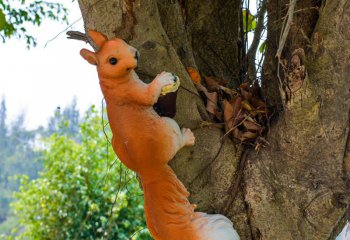 松鼠雕塑-公园一只树上玩耍的玻璃钢松鼠雕塑