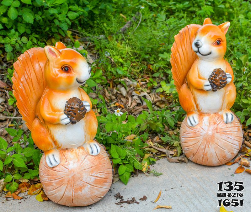 松鼠雕塑-花园两只抱着松子的玻璃钢松鼠雕塑高清图片