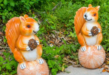 松鼠雕塑-花园两只抱着松子的玻璃钢松鼠雕塑