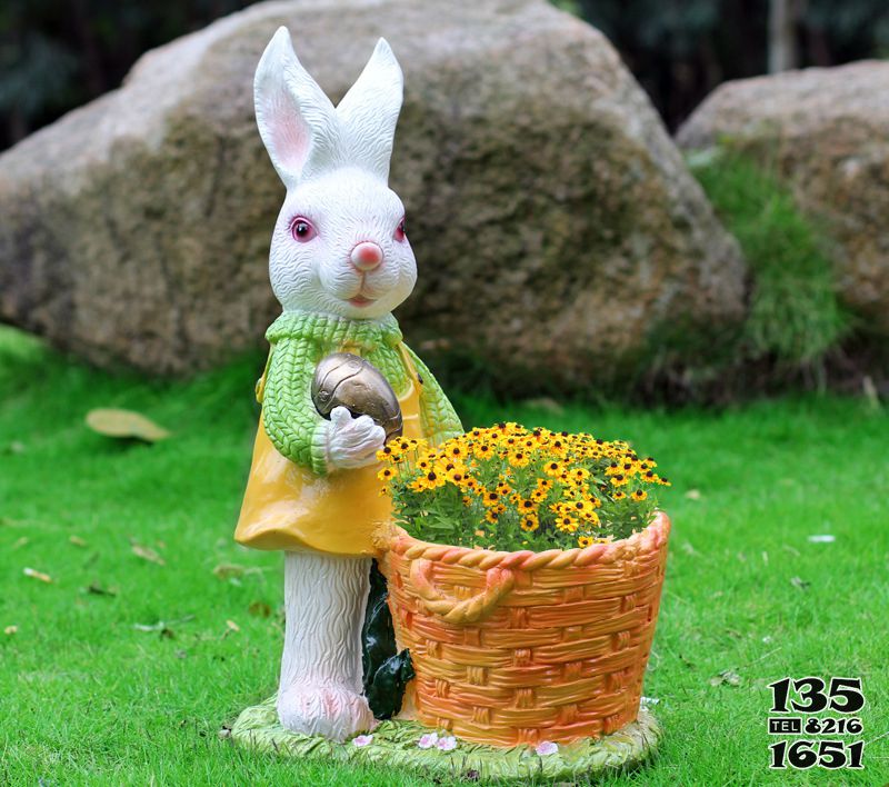 兔子雕塑-景区一只带花篮的玻璃钢兔子雕塑高清图片