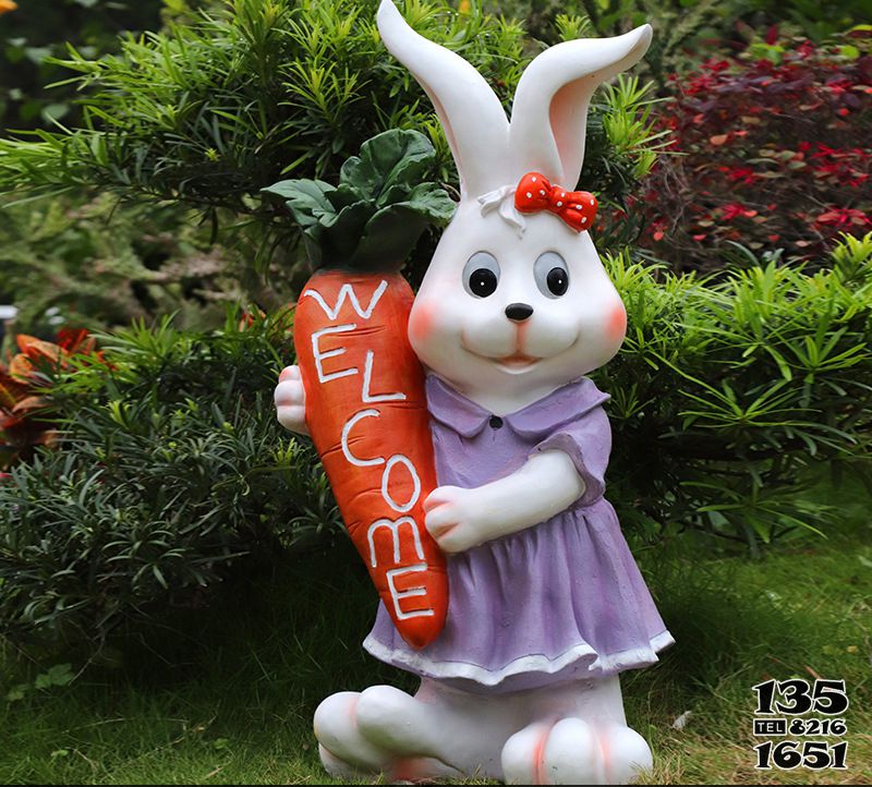 兔子雕塑-酒店摆放一只欢迎光临玻璃钢兔子雕塑高清图片