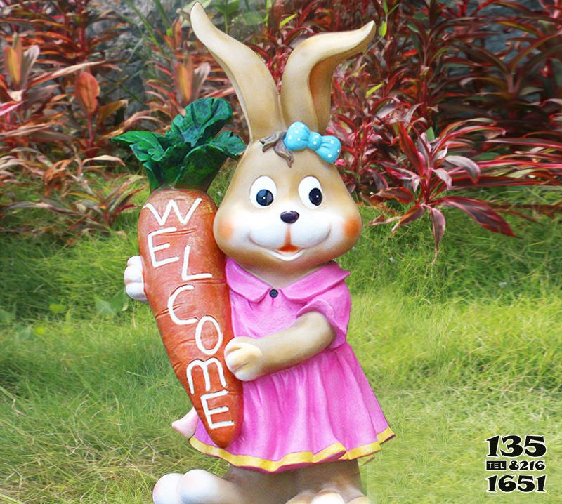 兔子雕塑-商店门口摆放一只欢迎光临兔子雕塑高清图片