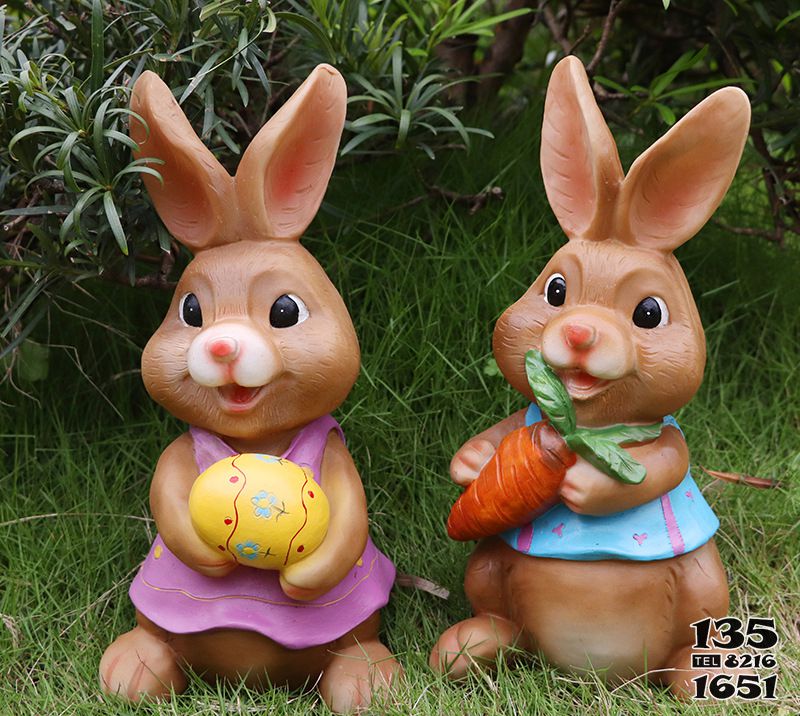 兔子雕塑-幼儿园两只小号的玻璃钢彩绘兔子雕塑高清图片