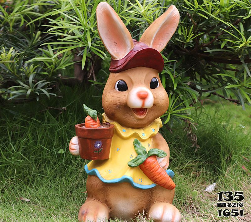 兔子雕塑-幼儿园中一只拿萝卜的玻璃钢兔子雕塑高清图片