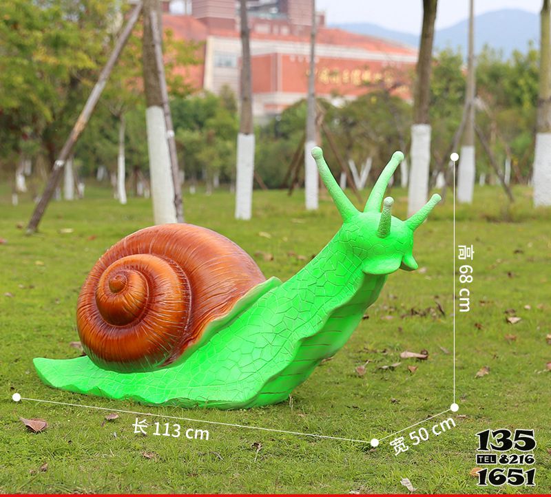 蜗牛雕塑-草地上摆放的大号绿色的玻璃钢蜗牛雕塑高清图片