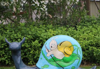 蜗牛雕塑-草地上摆放的大号的玻璃钢彩绘蜗牛雕塑