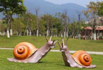 蜗牛雕塑-草地上摆放的两只相对的玻璃钢蜗牛雕塑