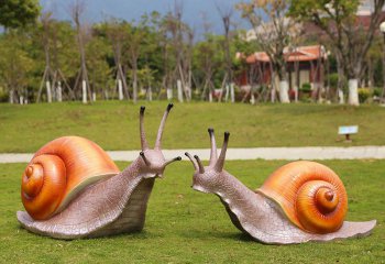 蜗牛雕塑-草地上摆放的两只银色玻璃给仿真蜗牛雕塑