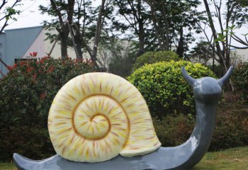 蜗牛雕塑-草地上摆放的米黄色的玻璃钢擦彩绘蜗牛雕塑