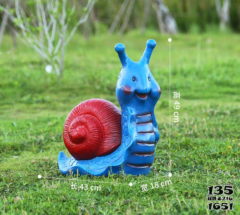 蜗牛雕塑-草地上摆放的消耗的蓝色卡通玻璃钢彩绘蜗牛雕塑高清图片