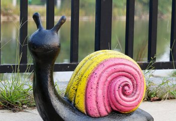 蜗牛雕塑-草地上摆放的紫色树脂创意蜗牛雕塑