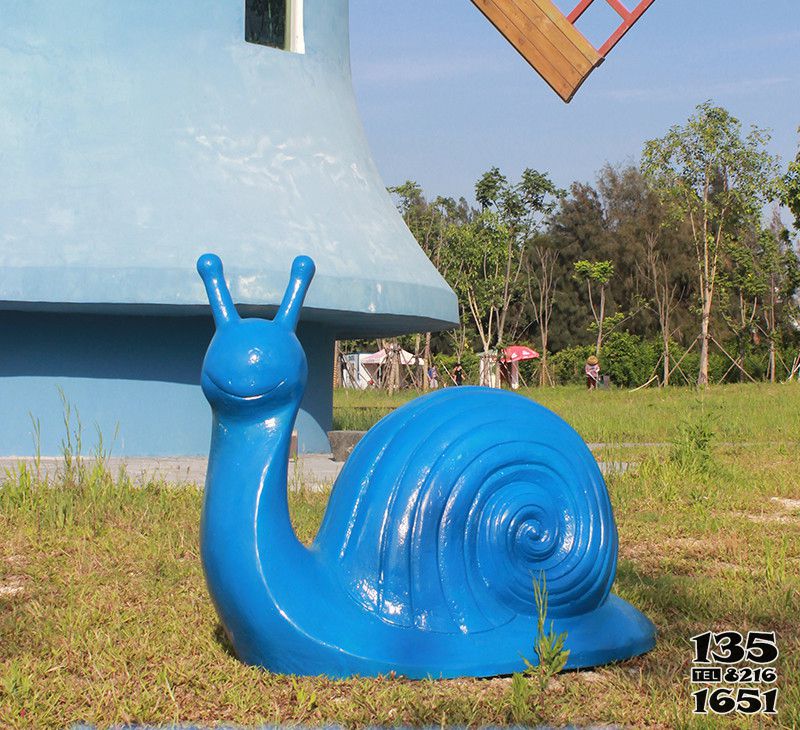 蜗牛雕塑-草地上摆放的一只蓝色玻璃钢喷漆蜗牛雕塑 (2)高清图片