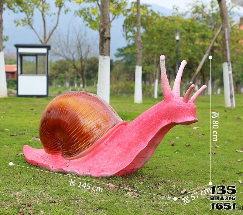 蜗牛雕塑-公园摆放的玫红色的玻璃钢创意蜗牛雕塑高清图片