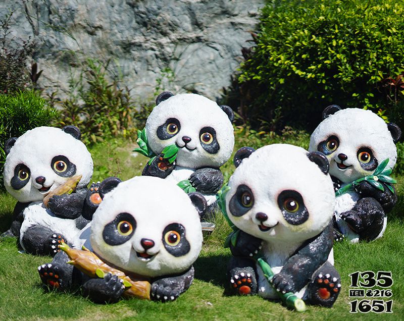 熊猫雕塑-酒店别墅摆放五只玩笋竹熊猫玻璃钢雕塑高清图片