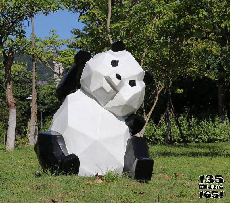 熊猫雕塑-花园广场几何块面玻璃钢熊猫雕塑高清图片