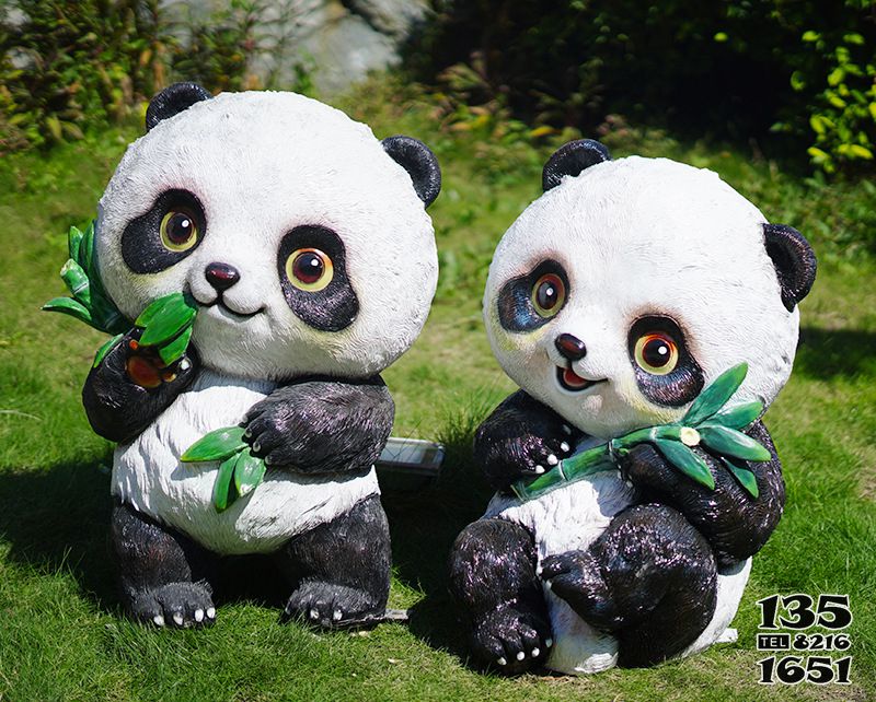 熊猫雕塑-学校景区摆放可爱呆萌卡通玻璃钢熊猫雕塑高清图片