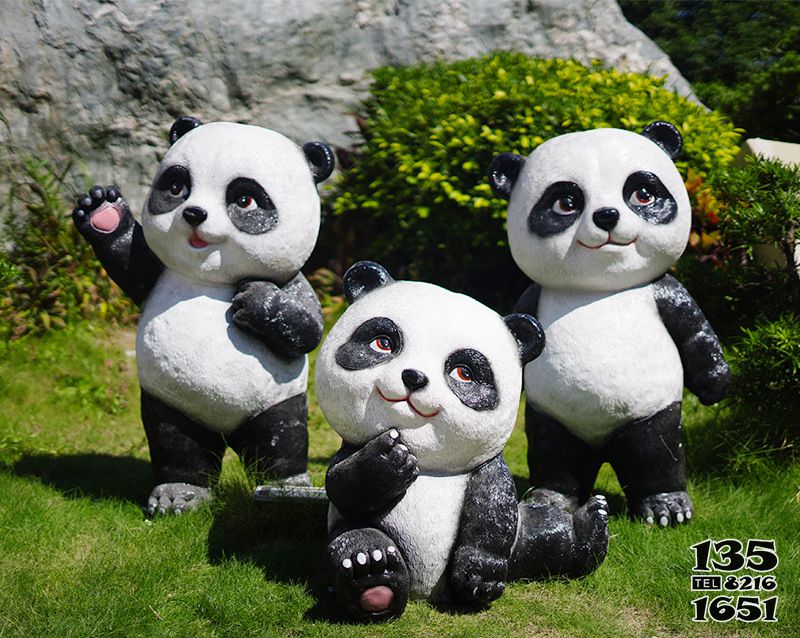 熊猫雕塑-旅游景区三只可爱熊猫玻璃钢雕塑高清图片