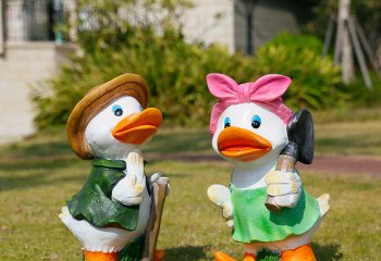 鸭子雕塑-草地上手拿锄头和抗铲子的两只玻璃钢彩绘鸭子雕塑