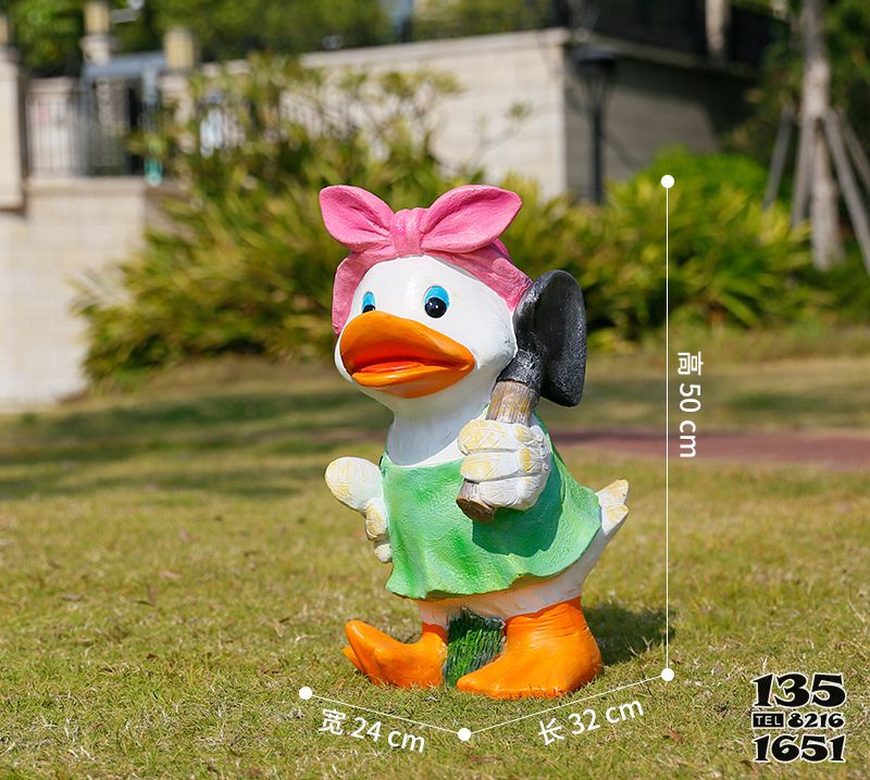 鸭子雕塑-草坪上手拿铲子的玻璃钢卡通鸭子雕塑高清图片