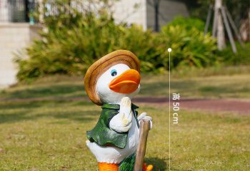 鸭子雕塑-草坪上手拿锄头玻璃钢彩绘鸭子雕塑