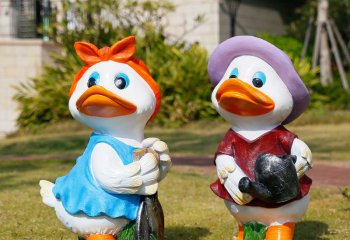 鸭子雕塑-草坪上手拿剪刀和水壶的玻璃钢彩绘鸭子雕塑