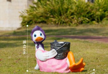 鸭子雕塑-躺在草地上休息的玻璃钢彩绘鸭子雕塑