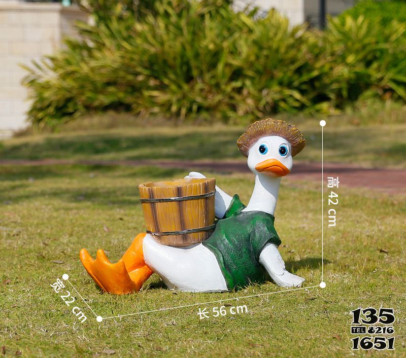 鸭子雕塑-躺在草坪上的玻璃钢 卡通鸭子雕塑高清图片