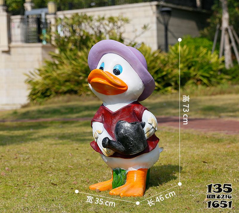 鸭子雕塑-草坪上手拿水壶的玻璃钢卡通鸭子雕塑高清图片